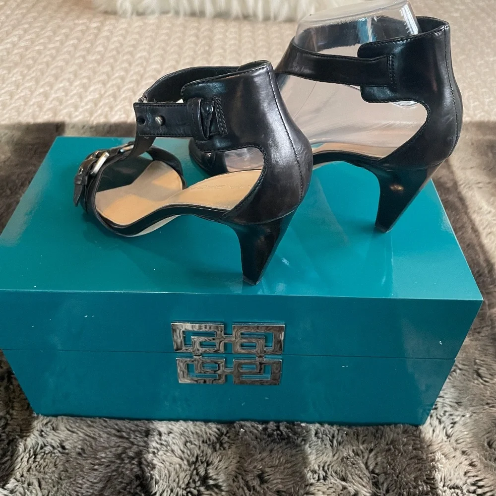 Via Spiga Black Leather T-Strap Edgy Ankle Strap Heels Size 7M - Picture 10 of 11